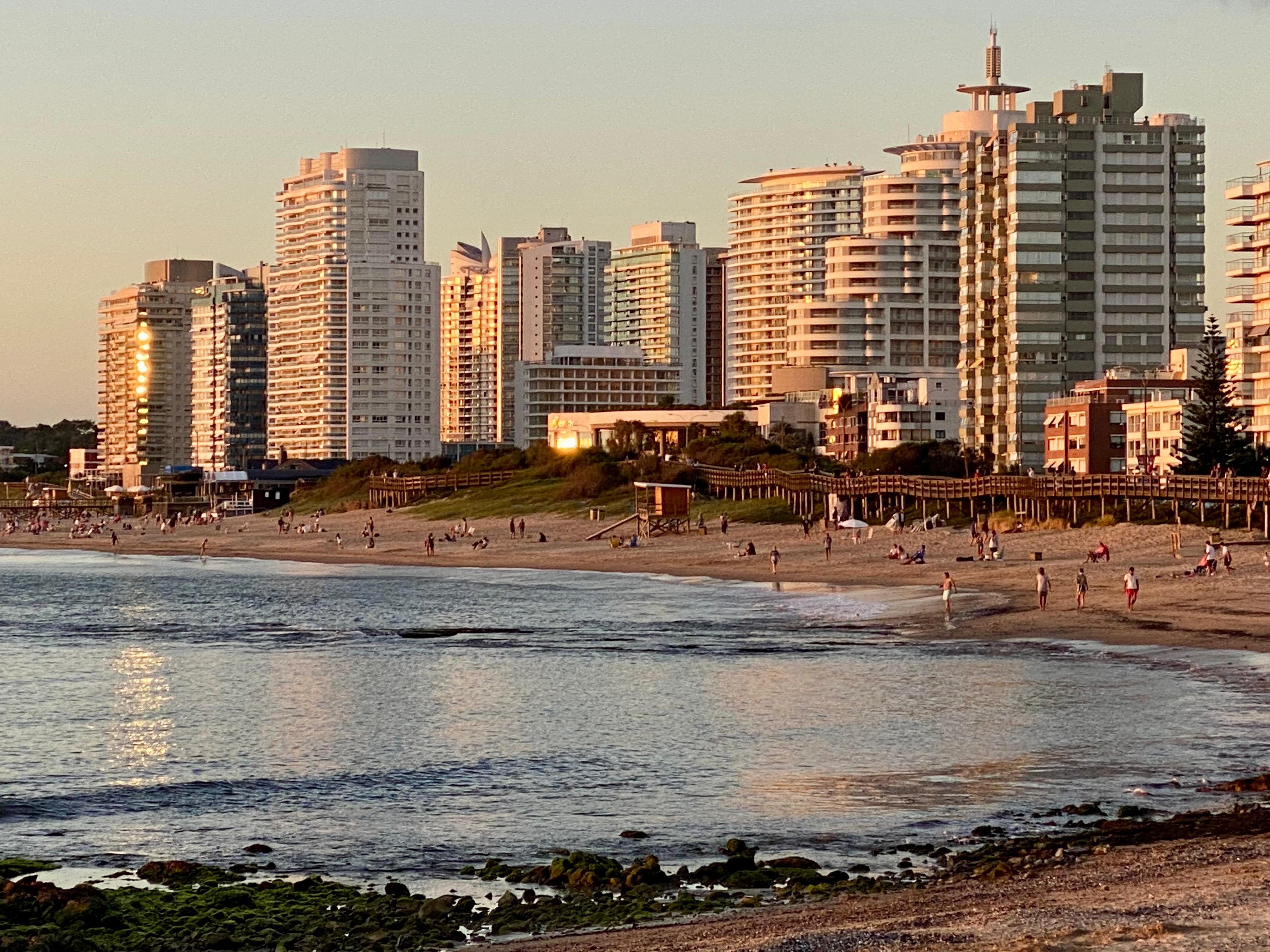 Costa de Punta del Este con el mar y edificios iluminados por el sol de la tarde